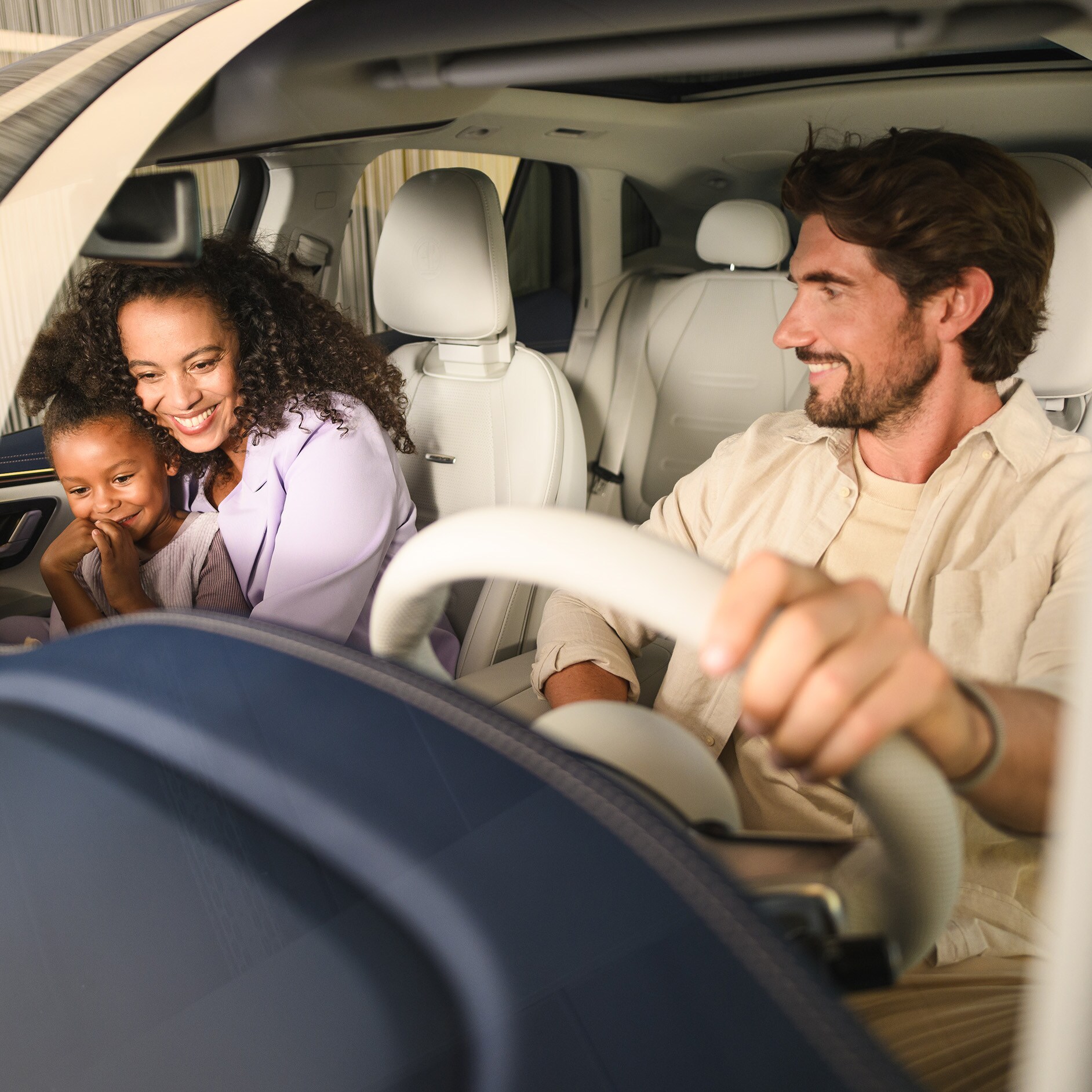 Optimal insurance cover for your Mercedes-Benz. Two people and a child inside a Mercedes- Benz vehicle.
