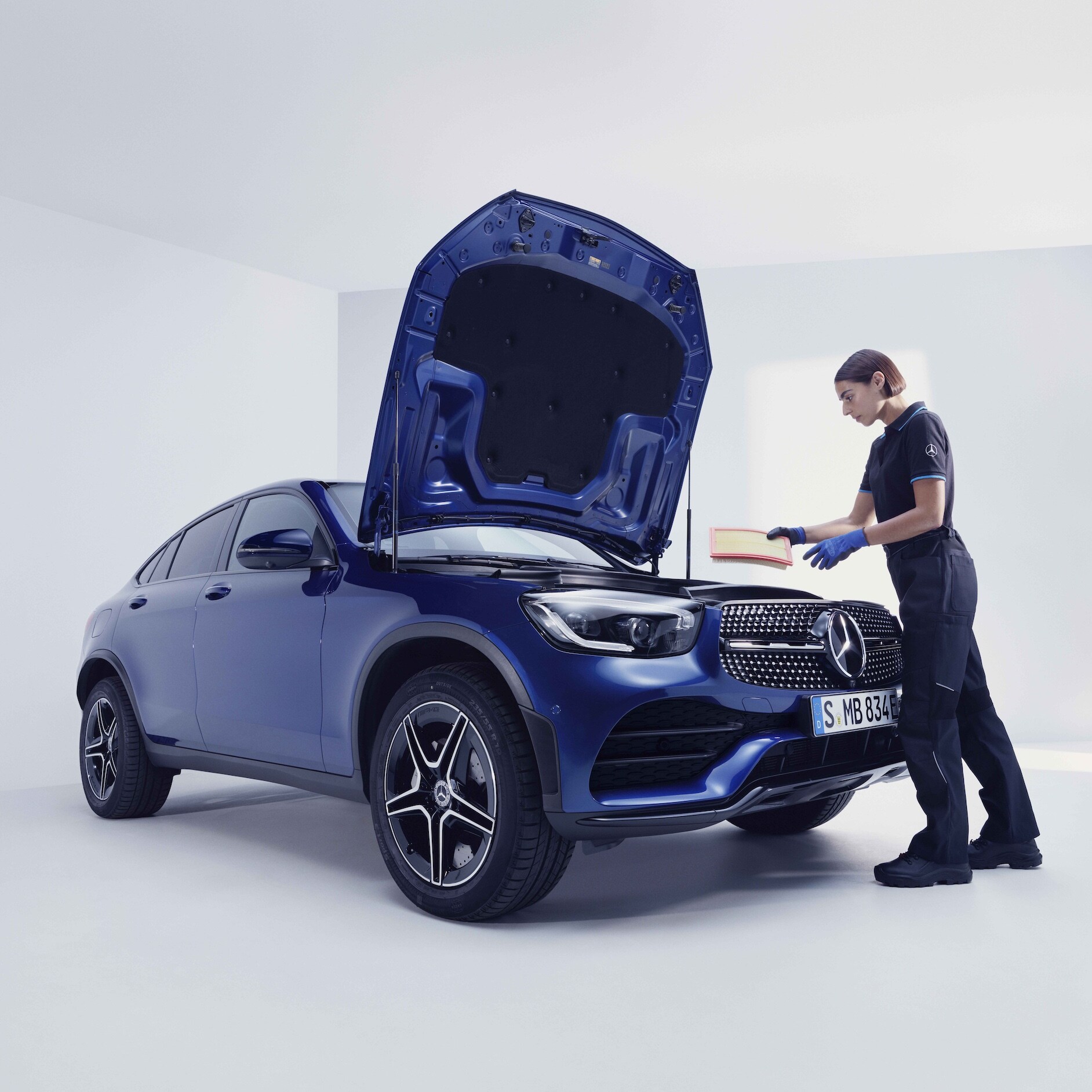 A regular check-up | Mercedes-Benz A Mercedes-Benz technician checks a vehicle on the test bench.